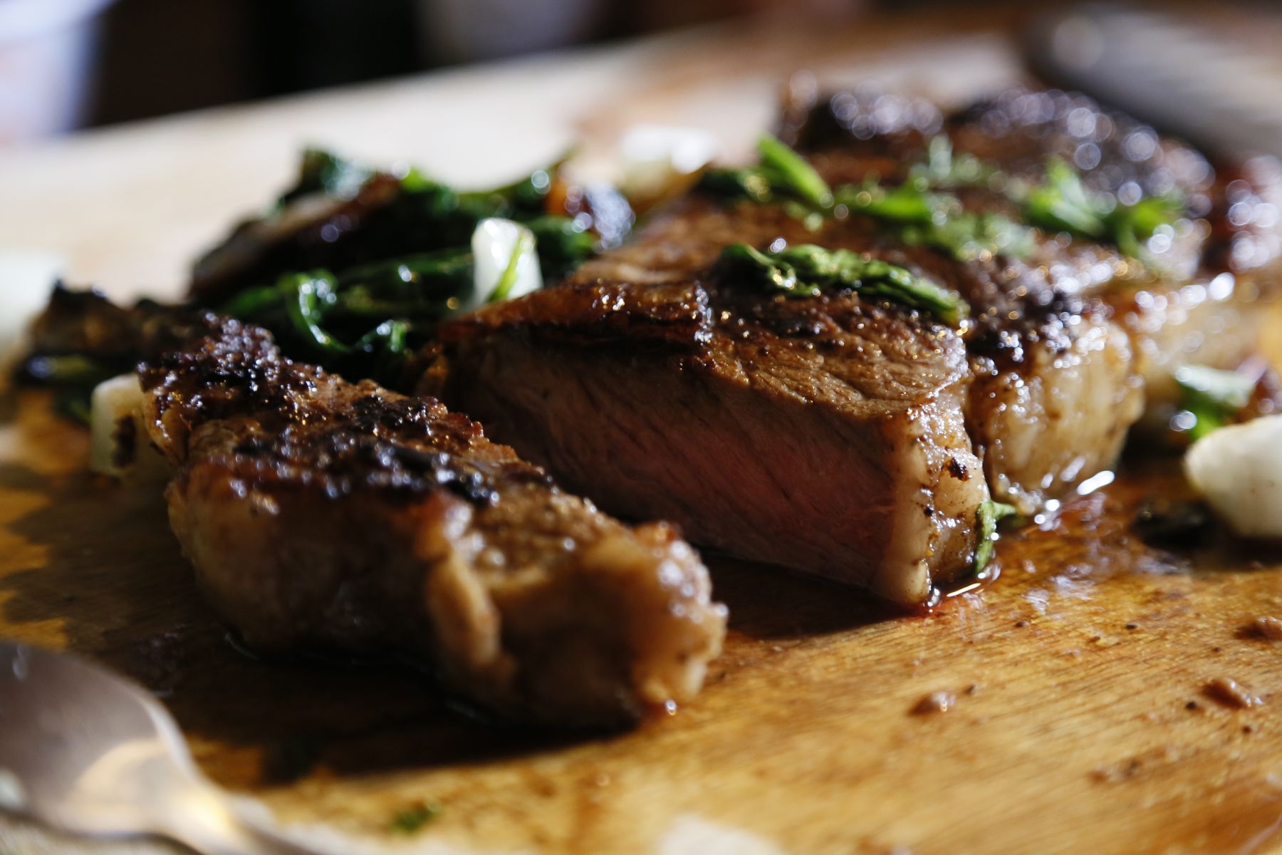 Tilberedt steak med urter på et rustikt træbræt